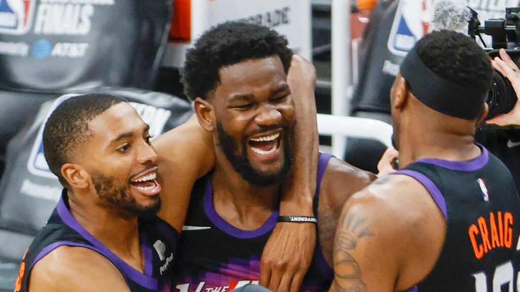 The Suns defeat the Clippers in the final seconds of the game