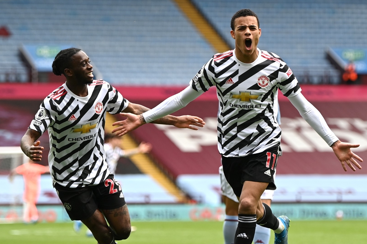 Manchester United 3-1 Aston Villa: City must wait on title