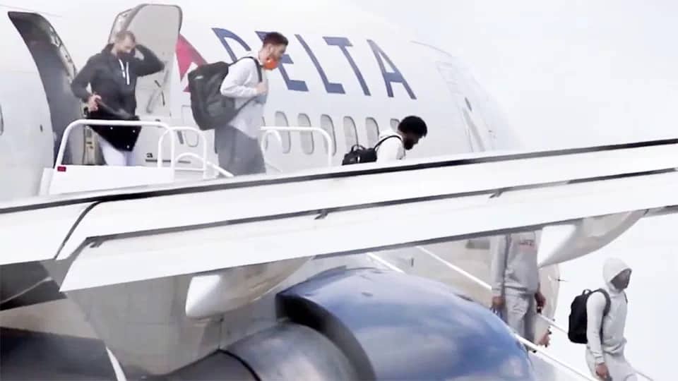 Plane carrying NBA stars makes an emergency landing after it flew into a flock of birds